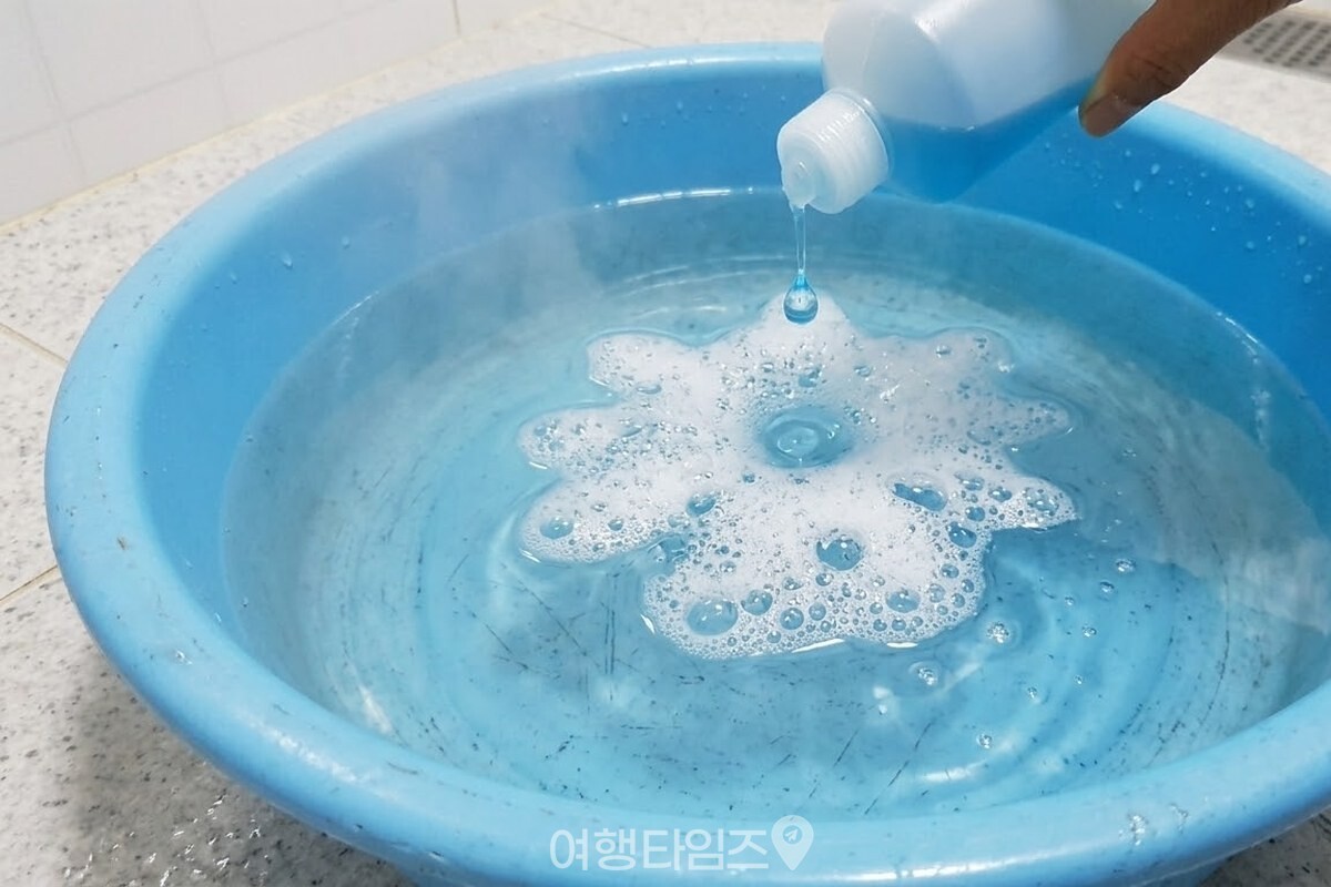 따뜻한 물을 담은 바가지에 주방세제 한 방울을 떨어뜨리자 거품이 퍼지는 모습. / 기사 이해를 돕기 위한 생성형 이미지
