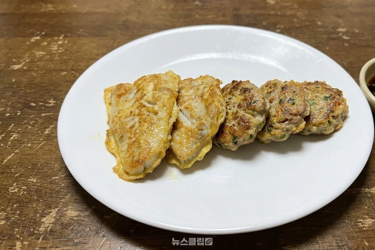 다시 윤이 나게 데운 전을 접시에 담아낸 모습. / 기사 이해를 돕기 위한 생성형 이미지