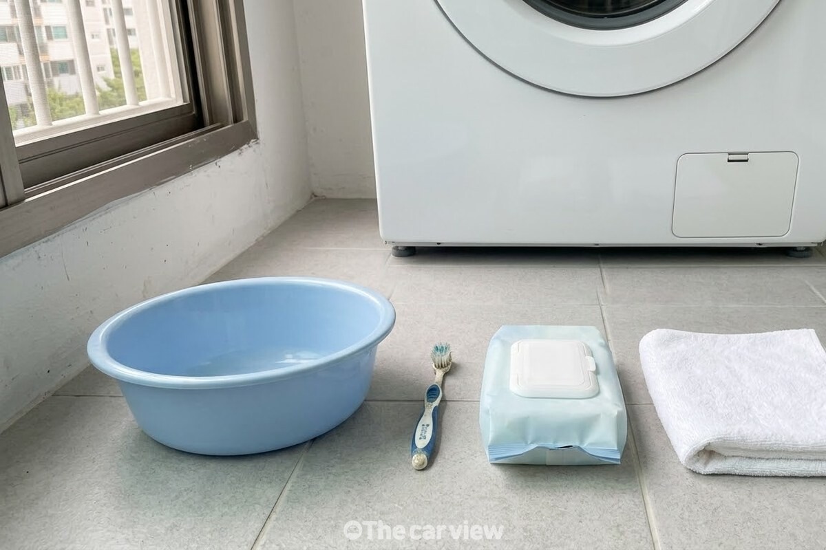 청소 전 바닥에 나란히 놓은 넓은 그릇과 헌 칫솔, 물티슈, 마른 수건. / 기사 이해를 돕기 위한 생성형 이미지