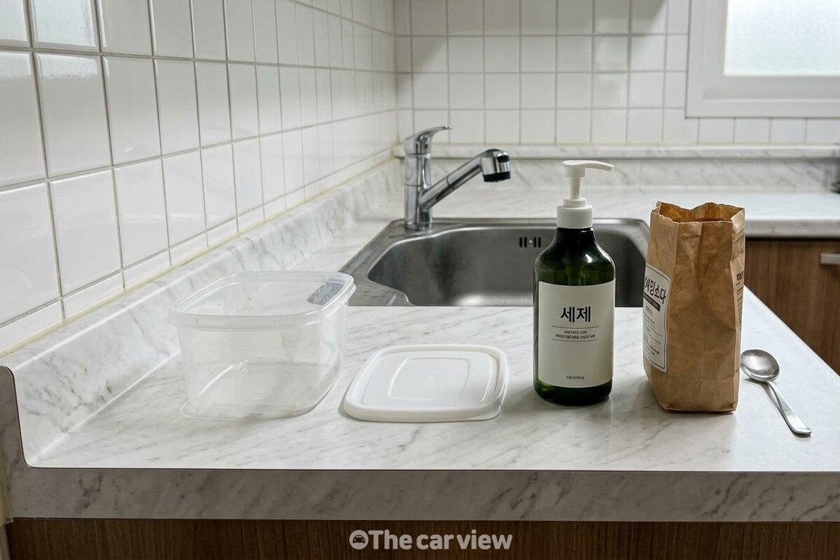싱크대 옆에 나란히 놓인 빈 배달 용기와 뚜껑, 주방세제, 베이킹소다 봉지. / 기사 이해를 돕기 위한 생성형 이미지