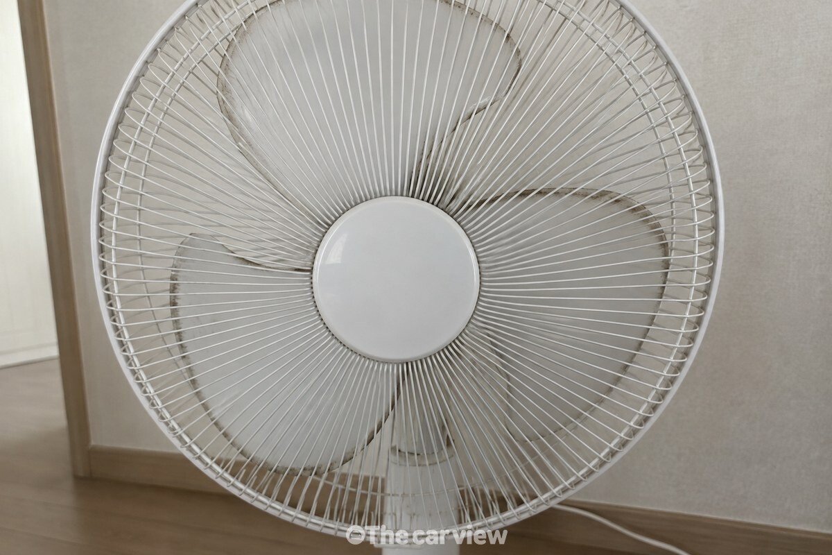안전망과 날개에 남은 기름먼지가 보이는 선풍기 / 기사 이해를 돕기 위한 생성형 이미지