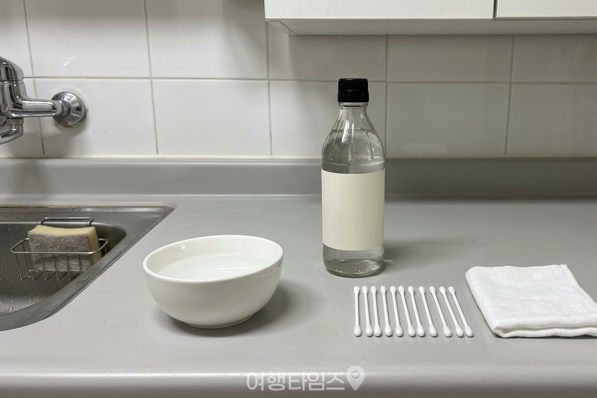 그릇에 물과 식초를 반씩 붓고 면봉과 마른행주를 함께 준비한 모습. / 기사 이해를 돕기 위한 생성형 이미지
