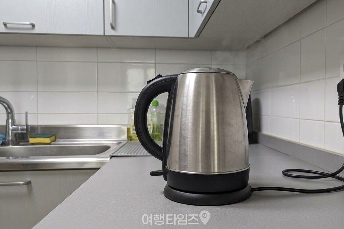 끓인 뒤 전원이 꺼진 전기포트가 조리대 위에서 뚜껑을 닫은 채 그대로 놓여 있다. / 기사 이해를 돕기 위한 생성형 이미지