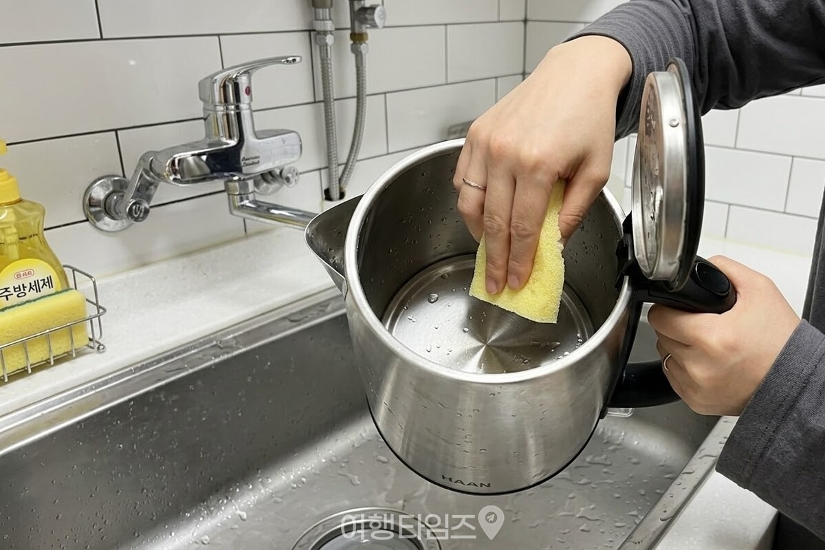부드러운 스펀지로 전기포트 안쪽 벽면을 가볍게 문질러 마무리하고 있다. / 기사 이해를 돕기 위한 생성형 이미지