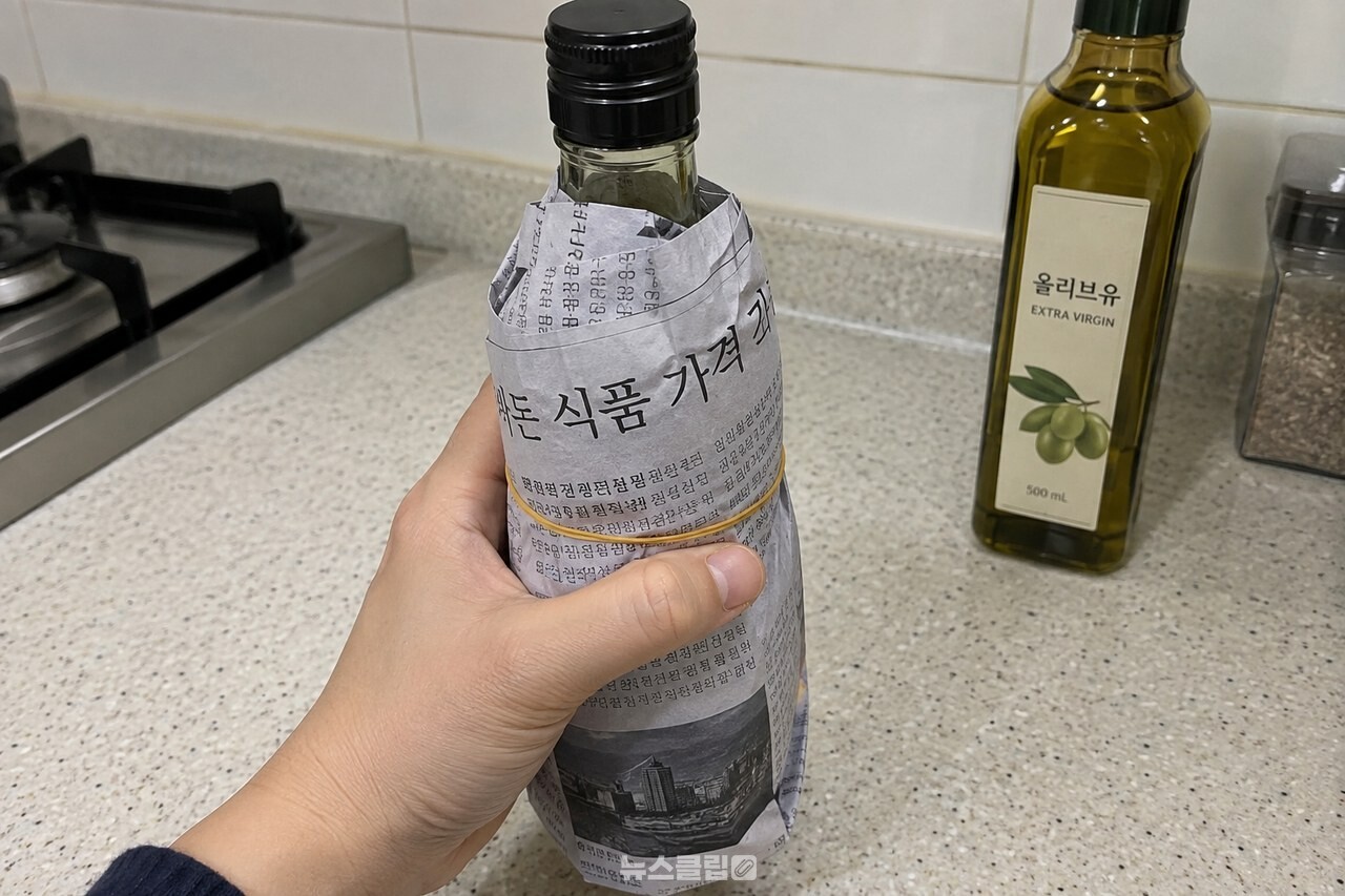 신문지로 몸통을 감싼 들기름 병 / 기사 이해를 돕기 위한 생성형 이미지