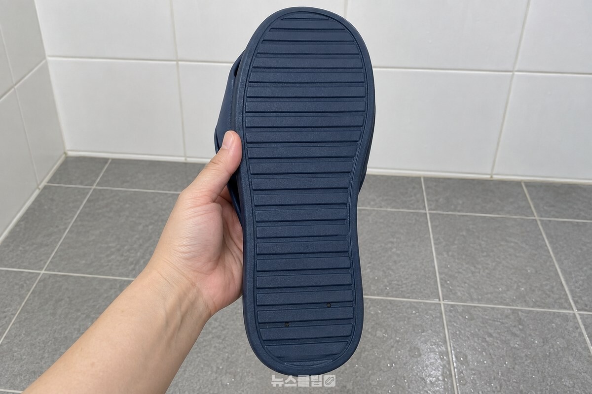 뒤집어 든 슬리퍼 바닥의 홈 두세 줄에만 옅은 검은 점이 보이고 나머지 면은 깨끗하다. / 기사 이해를 돕기 위한 생성형 이미지