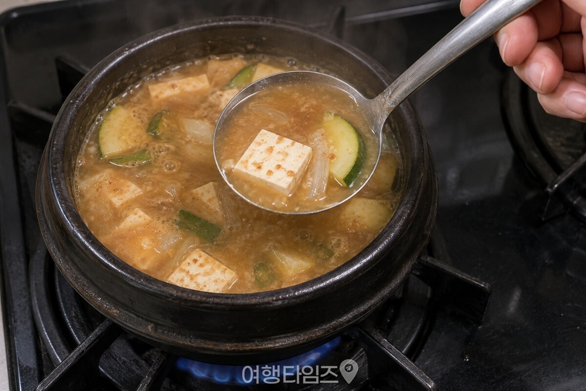 토마토를 넣기 전, 된장 맛이 진하게 느껴지는 국물 상태 / 기사 이해를 돕기 위한 생성형 이미지