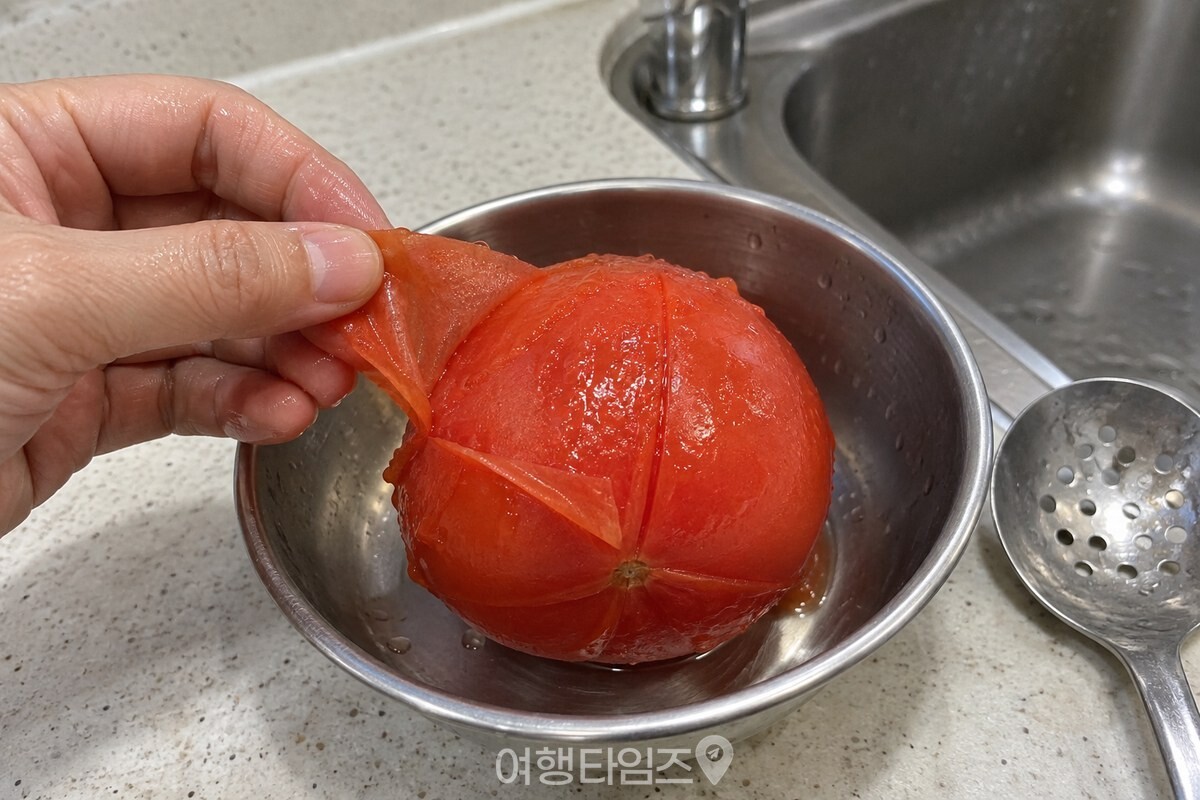 끓는 물에 데친 뒤 껍질을 벗기는 완숙 토마토 / 기사 이해를 돕기 위한 생성형 이미지