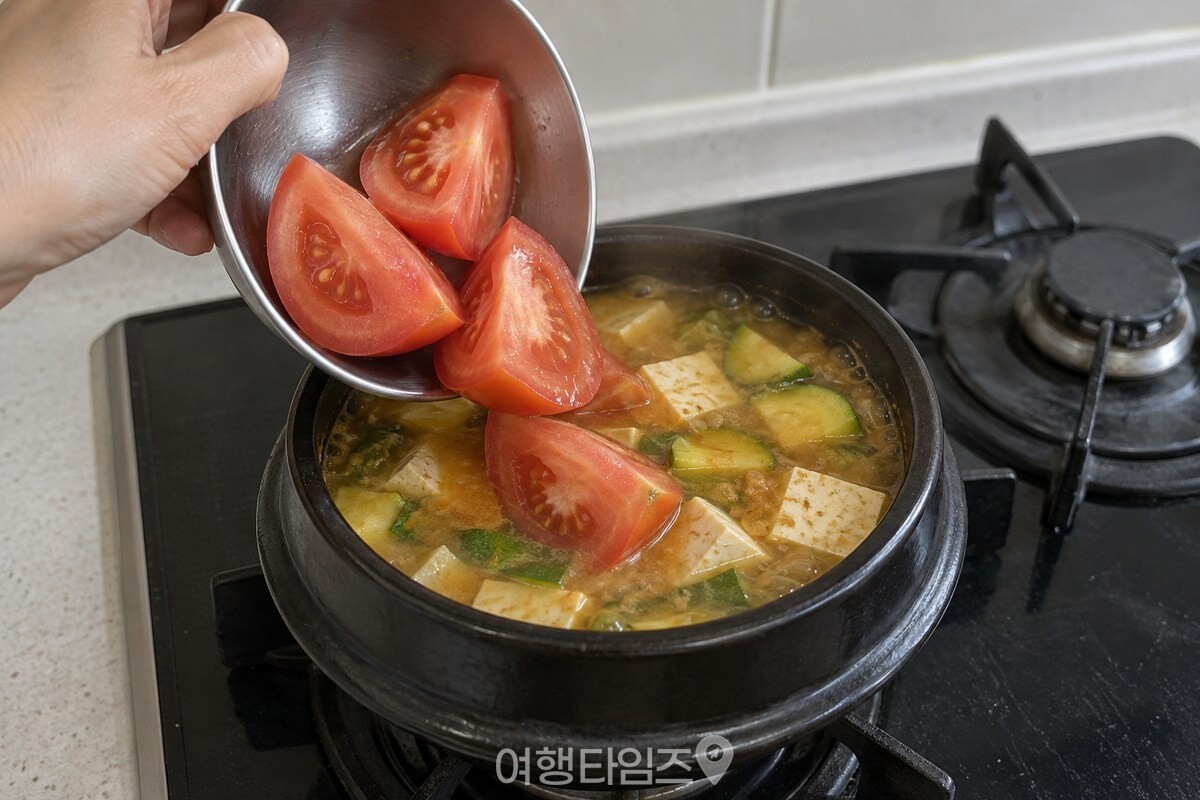 껍질 벗긴 토마토를 큼직하게 썰어 마지막에 넣는 모습 / 기사 이해를 돕기 위한 생성형 이미지