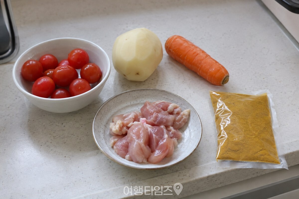방울토마토 10개와 카레에 넣을 감자·당근·닭고기 재료 / 기사 이해를 돕기 위한 생성형 이미지
