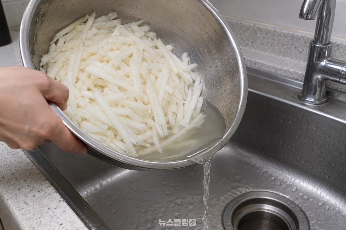 절인 무채를 짜지 않고 그릇을 기울여 물기만 버리는 모습 / 기사 이해를 돕기 위한 생성형 이미지
