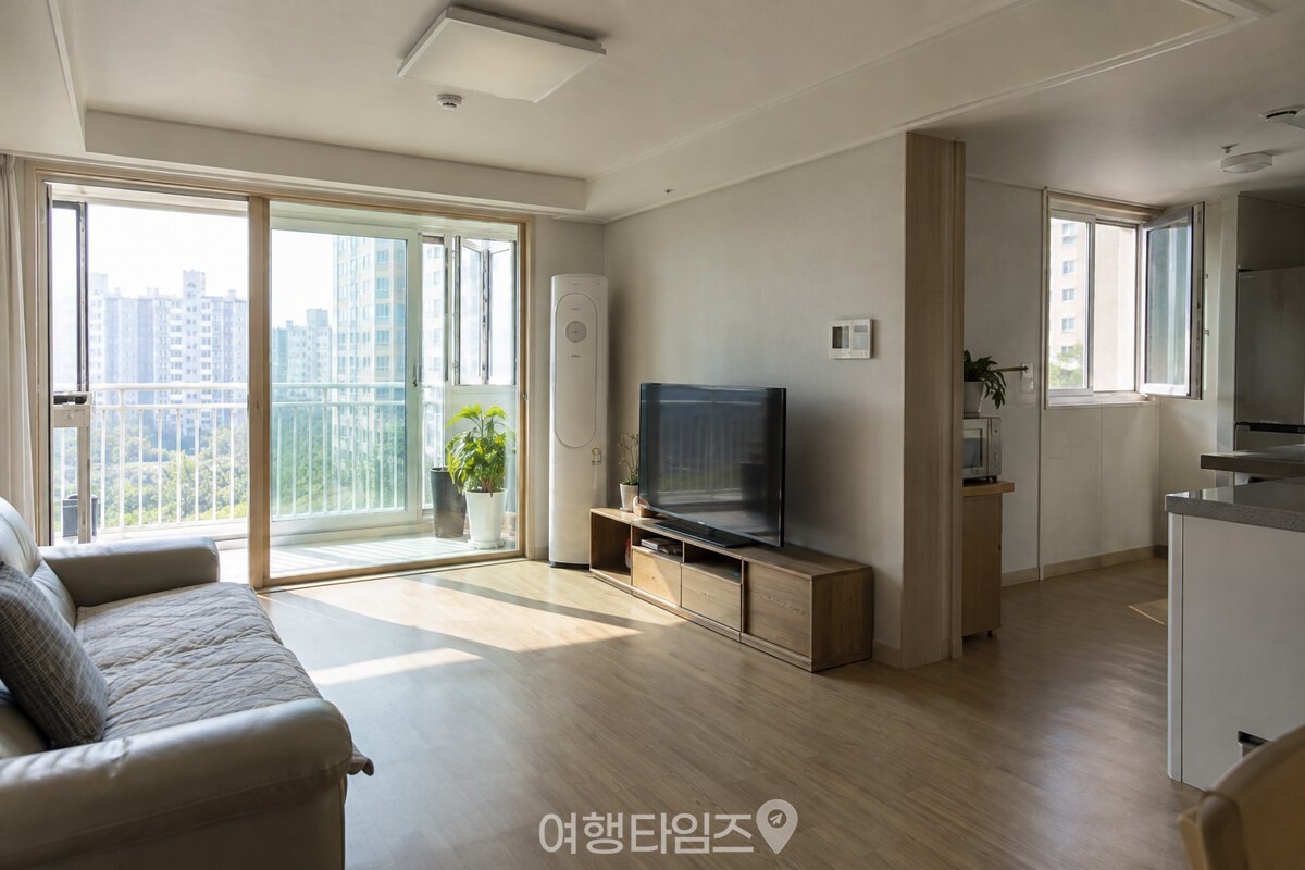 거실과 주방 쪽 창을 함께 열어 맞통풍이 나는 구조 / 기사 이해를 돕기 위한 생성형 이미지