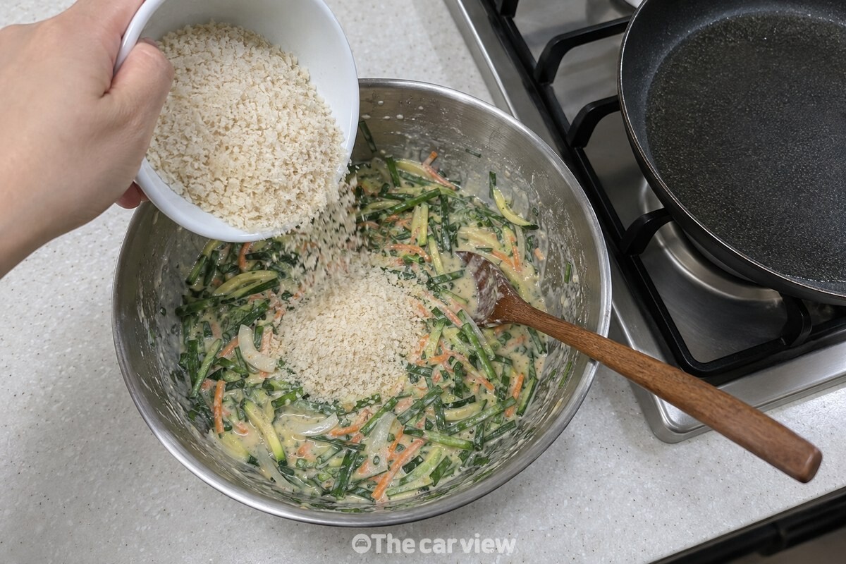 팬에 부치기 직전 채소 반죽에 빵가루를 붓는 단계 / 기사 이해를 돕기 위한 생성형 이미지