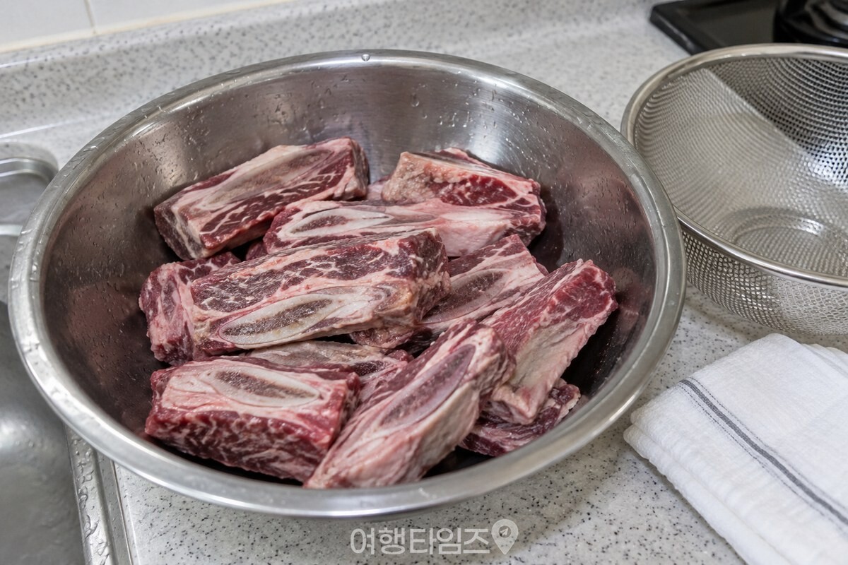 헹군 갈비와 체를 준비한 모습 / 기사 이해를 돕기 위한 생성형 이미지