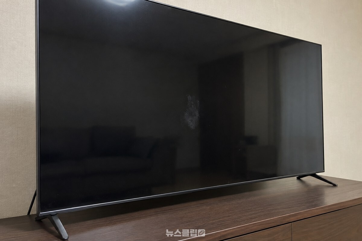 전원을 끈 화면을 비스듬히 보면 가운데 한 곳에만 옅은 손자국이 보이고 나머지 면은 깨끗하다. / 기사 이해를 돕기 위한 생성형 이미지