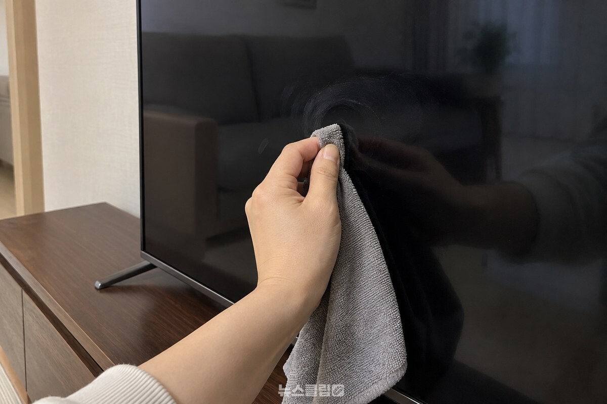 물을 묻혀 꽉 짠 천의 한쪽 귀퉁이만 손자국 자리에 대고 작은 원을 그리며 문지르는 모습. / 기사 이해를 돕기 위한 생성형 이미지