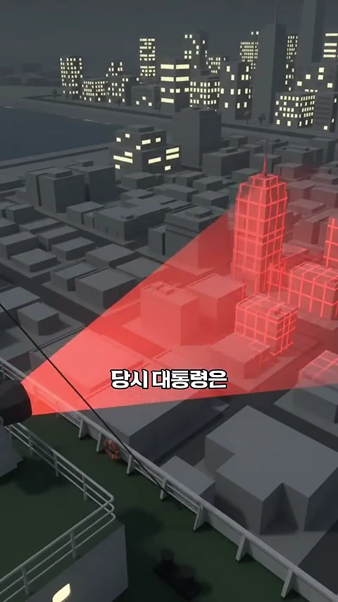 3D 애니메이션으로 구현된 야간 도시 풍경에서 카메라 렌즈가 건물을 비추는 모습을 붉은색 시야각 원뿔 형태로 시각화한 그래픽 이미지