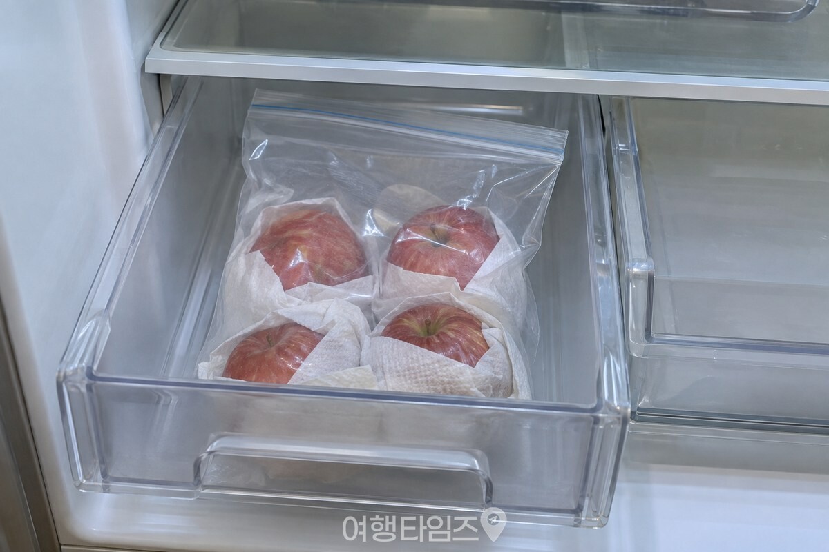 다른 채소 없이 사과만 따로 둔 냉장고 신선칸 / 기사 이해를 돕기 위한 생성형 이미지