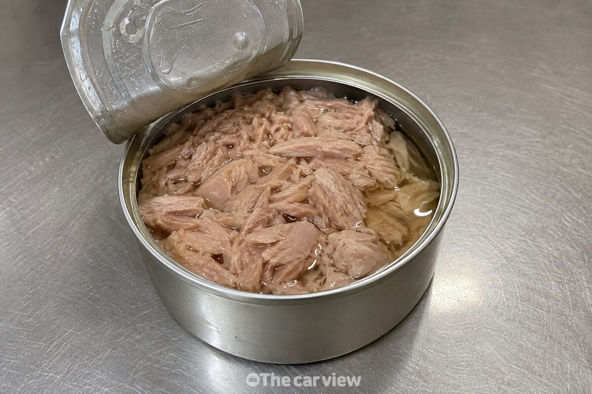 뚜껑을 딴 참치캔의 잘린 테두리 단면이 가까이 보이고 안쪽에는 참치와 기름이 남아 있다. / 기사 이해를 돕기 위한 생성형 이미지