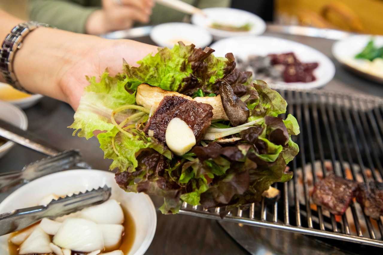 한우 맛집에서 옛날 감성 느껴보기 / 사진=한국관광공사 포토코리아@이범수