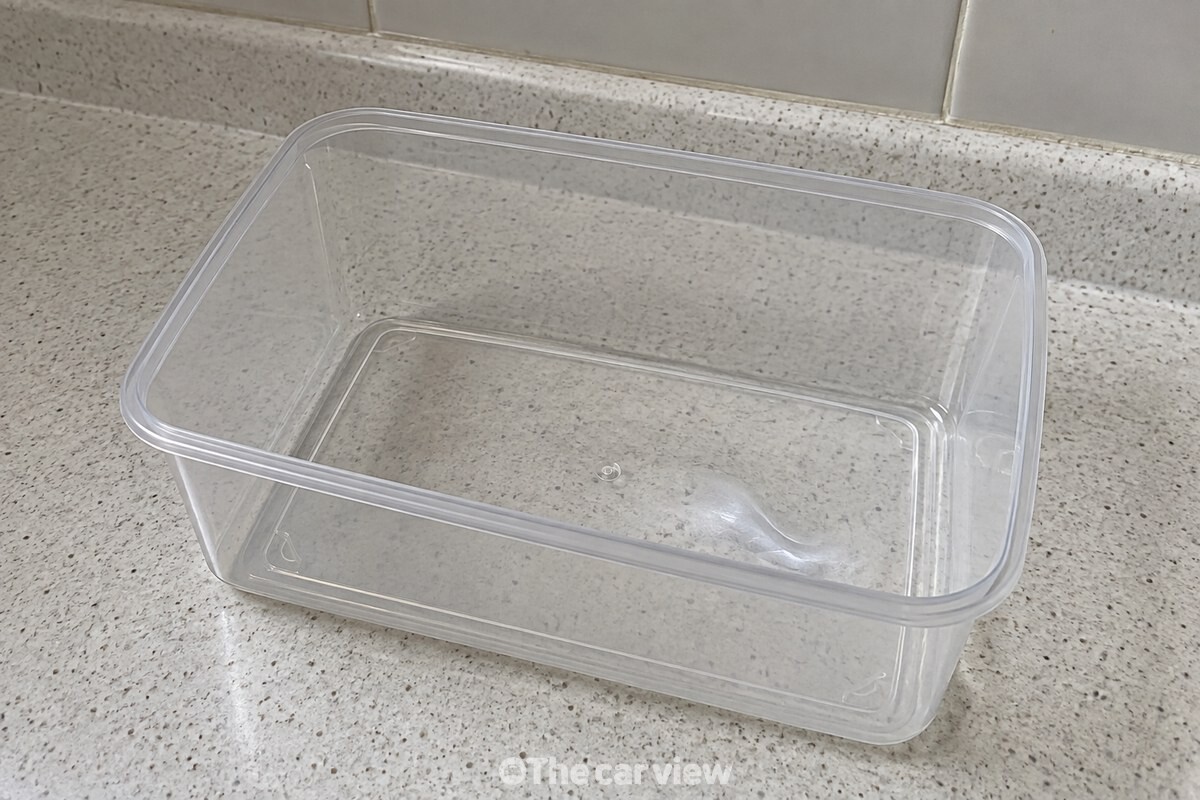 빈 플라스틱 용기 바닥 한쪽이 안으로 얕게 주저앉아 물결처럼 휘어 있고 그 자리에만 옅은 흰 자국이 남아 있다. / 기사 이해를 돕기 위한 생성형 이미지