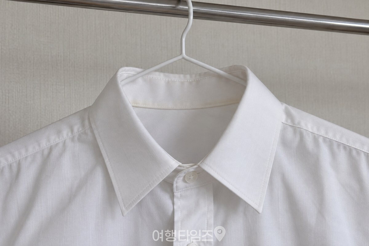옷걸이에 건 흰 셔츠의 목깃을 가까이서 본 모습으로, 접힌 선을 따라 옅은 누런 띠가 보인다. / 기사 이해를 돕기 위한 생성형 이미지