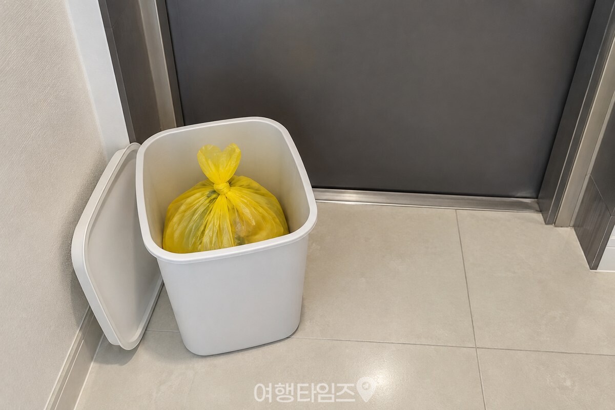 수거 중단 기간에는 음식물 봉투를 현관 밖에 내놓지 않고 실내에 둔 모습. / 기사 이해를 돕기 위한 생성형 이미지