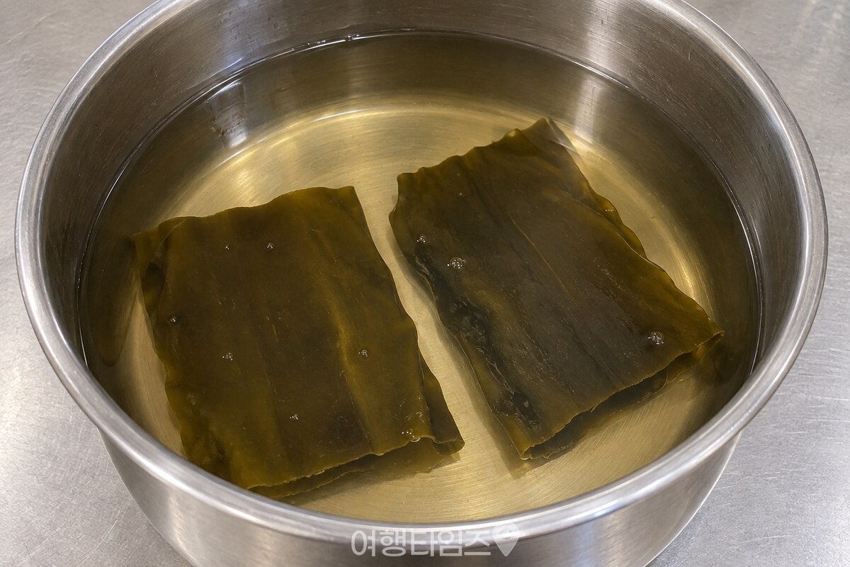 찬물에 담가 둔 다시마가 도톰하게 불고 물빛이 옅은 갈색으로 변했다. / 기사 이해를 돕기 위한 생성형 이미지