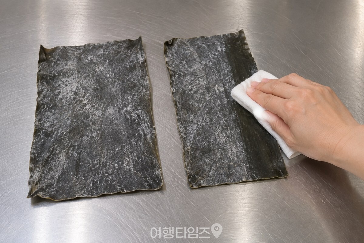 마른행주로 다시마 겉면을 가볍게 훑어 닦는 모습. / 기사 이해를 돕기 위한 생성형 이미지