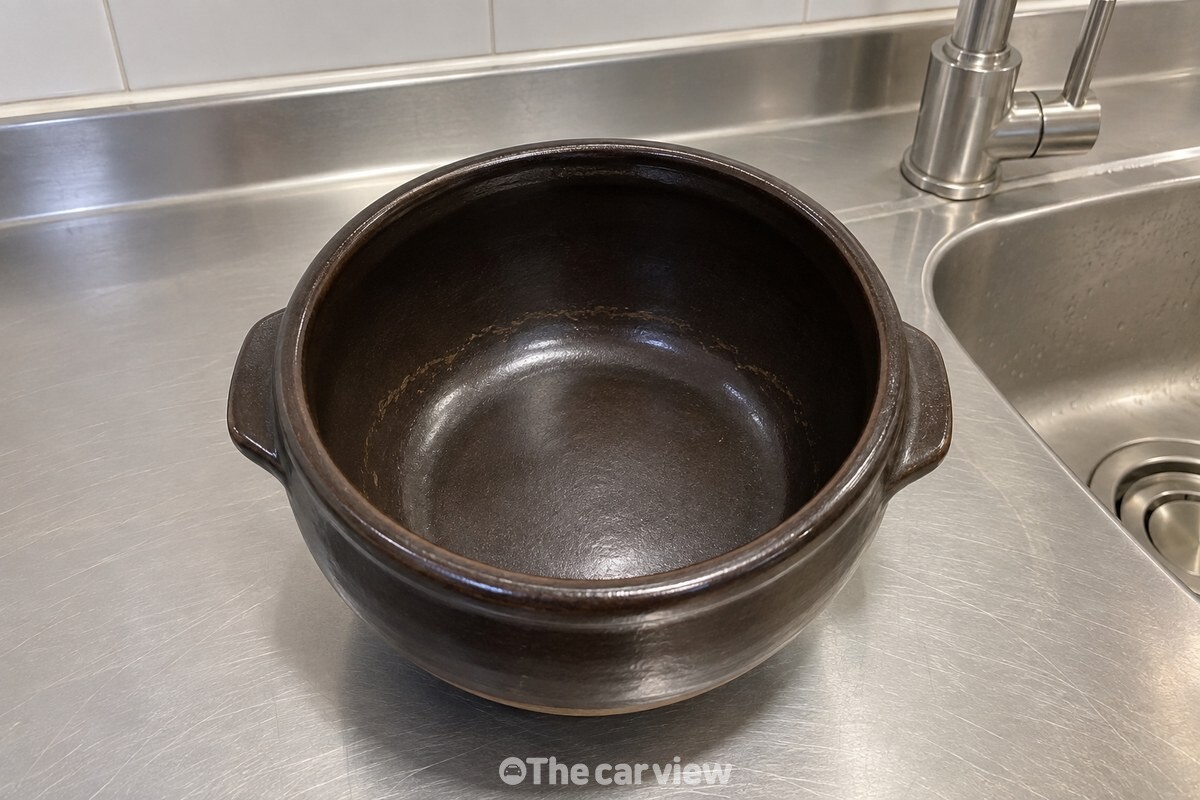 국물을 비운 뚝배기 안쪽 바닥에 눌어붙은 자국이 얇게 남아 있고 나머지 면은 깨끗하다. / 기사 이해를 돕기 위한 생성형 이미지