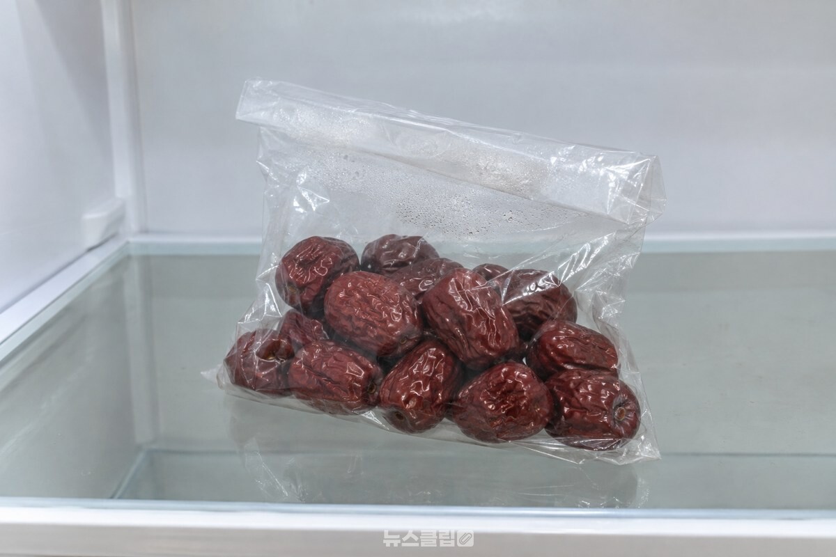 냉장실 선반에 입구를 접어만 둔 대추 봉지, 안쪽 비닐에 아주 옅게 김이 서려 있다. / 기사 이해를 돕기 위한 생성형 이미지