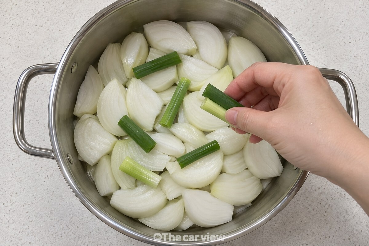 양파 조각이 냄비 바닥을 가리도록 고르게 펴고 그 위에 대파를 올리는 모습. / 기사 이해를 돕기 위한 생성형 이미지