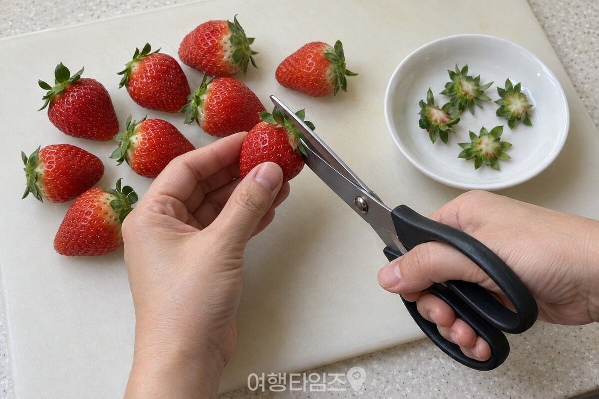 물을 받기 전에 주방 가위로 딸기 꼭지를 잘라 도마 위 접시에 모아 두었다. / 기사 이해를 돕기 위한 생성형 이미지