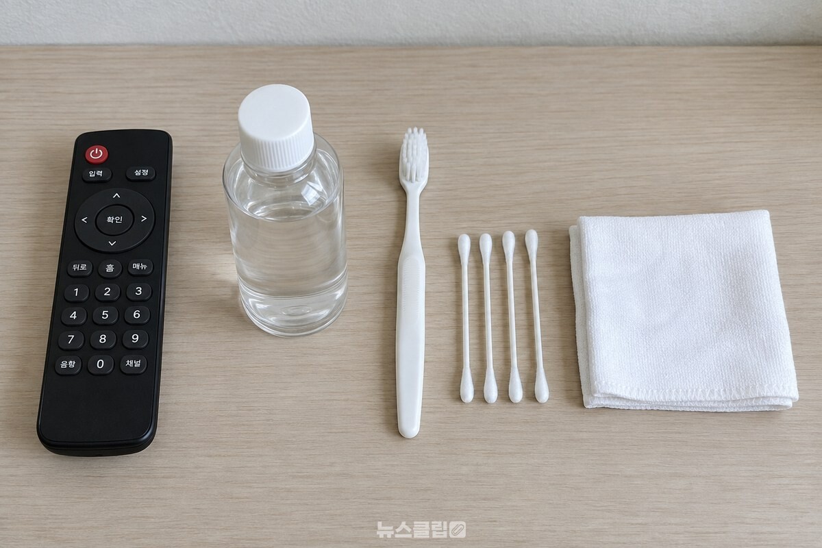 청소 전 준비물로 소독용 알코올 병, 다 쓴 칫솔, 면봉 몇 개, 마른 천을 리모컨 옆에 늘어놓았다. / 기사 이해를 돕기 위한 생성형 이미지
