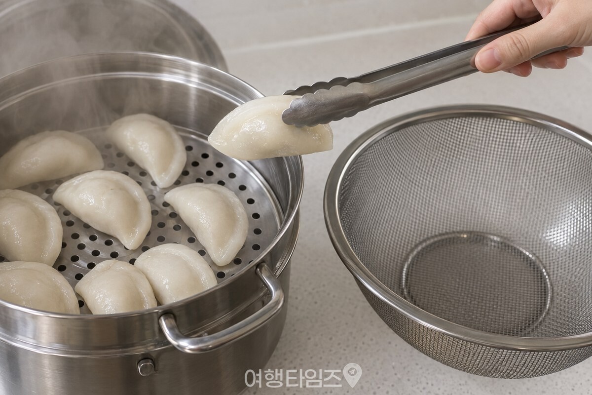 김이 충분히 오른 찜기에서 익은 송편을 집게로 체에 옮기는 모습 / 기사 이해를 돕기 위한 생성형 이미지