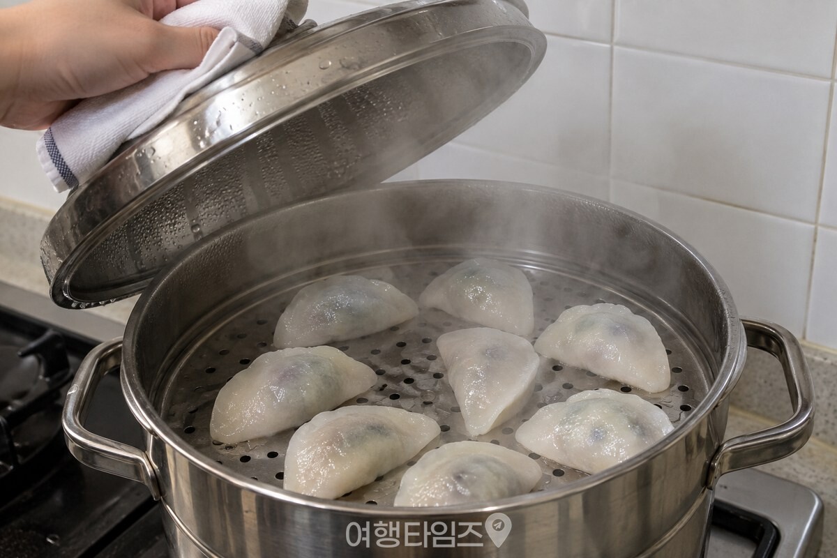 김이 오른 찜기 안에 서로 닿지 않게 놓인 반투명한 송편들 / 기사 이해를 돕기 위한 생성형 이미지
