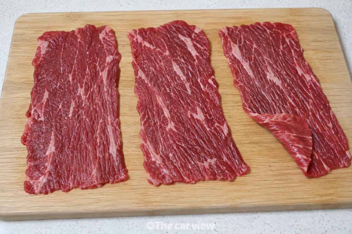 도마 위에 놓인 얇고 넓은 산적용 소고기와 결이 보이는 단면. / 기사 이해를 돕기 위한 생성형 이미지