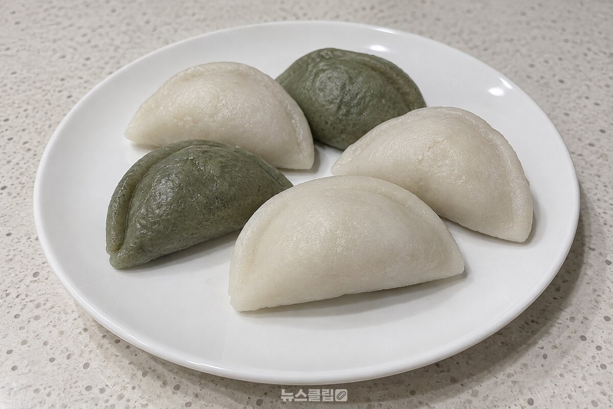 냉장 보관 뒤 단단해진 송편을 접시에 담아 가까이에서 본 모습. / 기사 이해를 돕기 위한 생성형 이미지