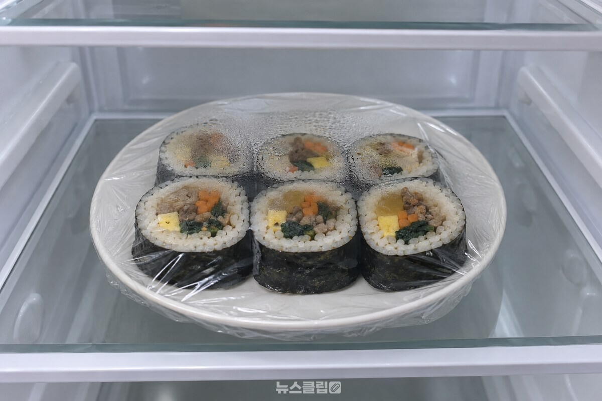 냉장고 안 접시에 랩을 씌워 둔 김밥과 랩 안쪽에 맺힌 잔 물방울. / 기사 이해를 돕기 위한 생성형 이미지
