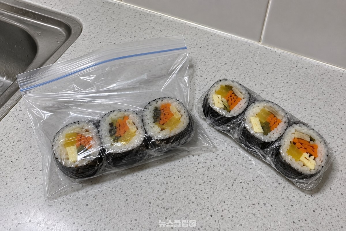 랩으로 감싼 김밥 세 조각 묶음을 지퍼백에 넣어 평평하게 눕힌 모습. / 기사 이해를 돕기 위한 생성형 이미지