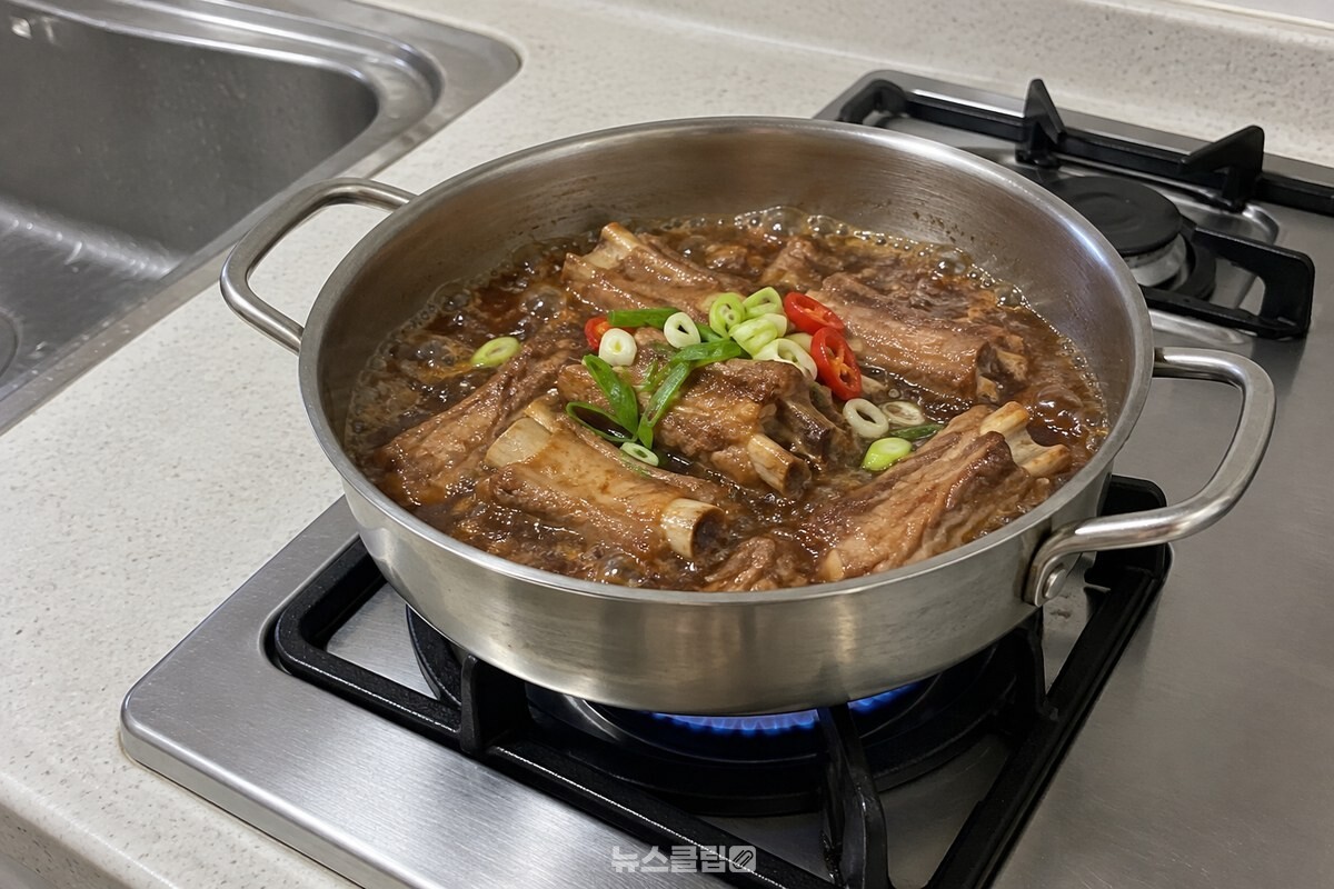 양념 국물이 고루 묻은 돼지갈비찜이 냄비 안에서 조려지고 있다. / 기사 이해를 돕기 위한 생성형 이미지