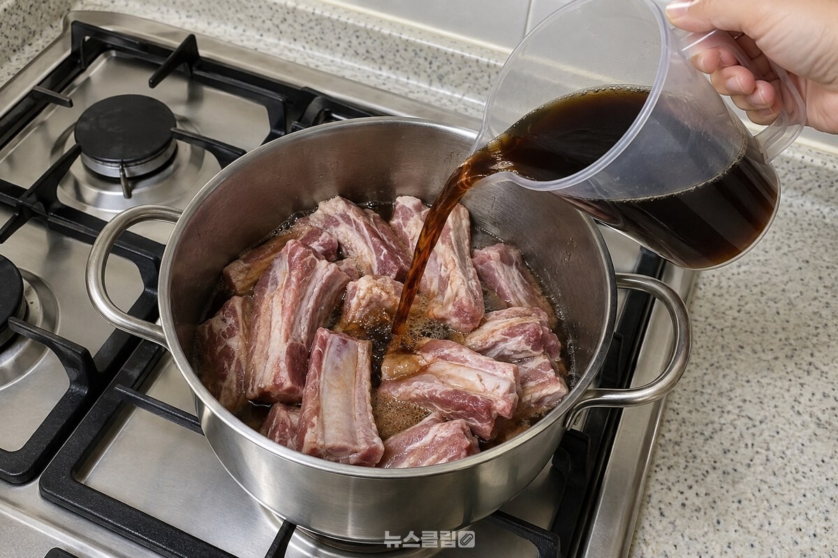 냄비에 담은 돼지갈비 위로 콜라와 물을 섞은 양념 국물을 붓는 모습. / 기사 이해를 돕기 위한 생성형 이미지