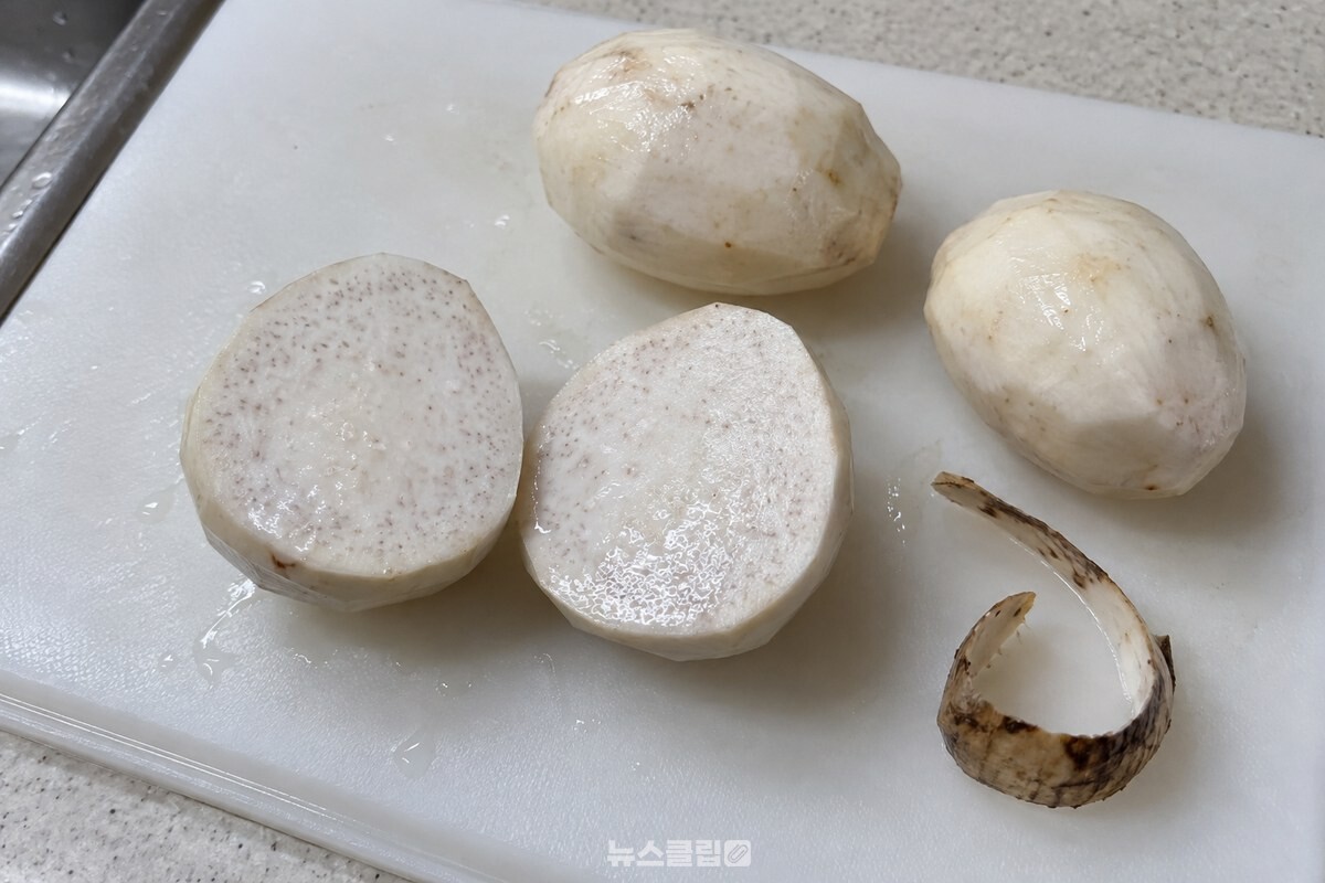 껍질을 벗긴 생토란을 반으로 갈라 흰 속살과 미끈한 단면이 보인다. / 기사 이해를 돕기 위한 생성형 이미지
