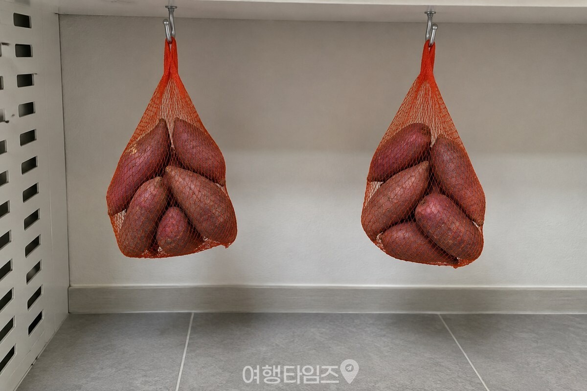 햇빛이 닿지 않는 다용도실 선반 아래에 고구마 망을 걸어 둔 모습. / 기사 이해를 돕기 위한 생성형 이미지