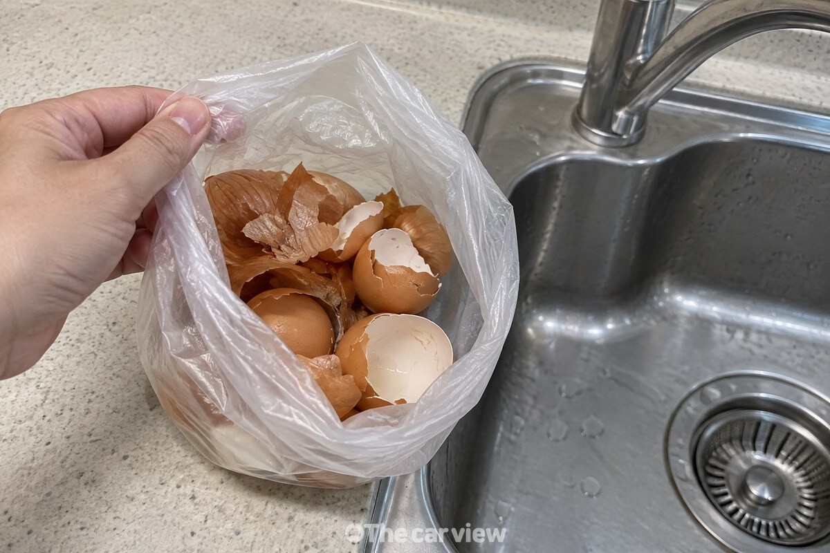 싱크대 옆에서 계란껍질과 양파의 마른 겉껍질을 작은 종량제 봉투에 따로 모아 둔 모습. / 기사 이해를 돕기 위한 생성형 이미지