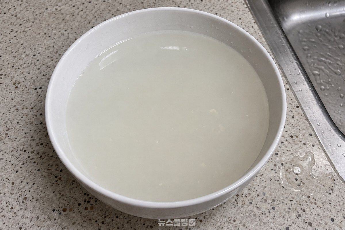 맹물에 담가 둔 두부를 꺼낸 그릇의 물이 뽀얗게 흐려져 있는 모습. / 기사 이해를 돕기 위한 생성형 이미지