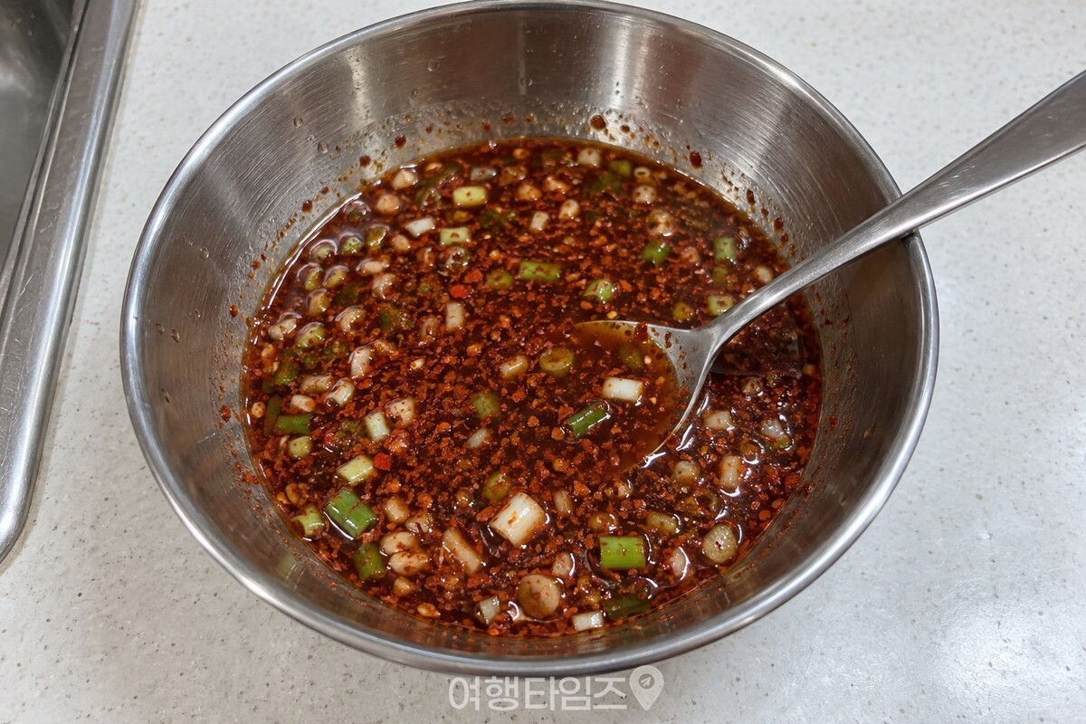 스테인리스 볼에 간장과 고춧가루, 다진 마늘과 다진 대파를 섞어 물을 부어 풀어 둔 양념이 담겨 있다. / 기사 이해를 돕기 위한 생성형 이미지