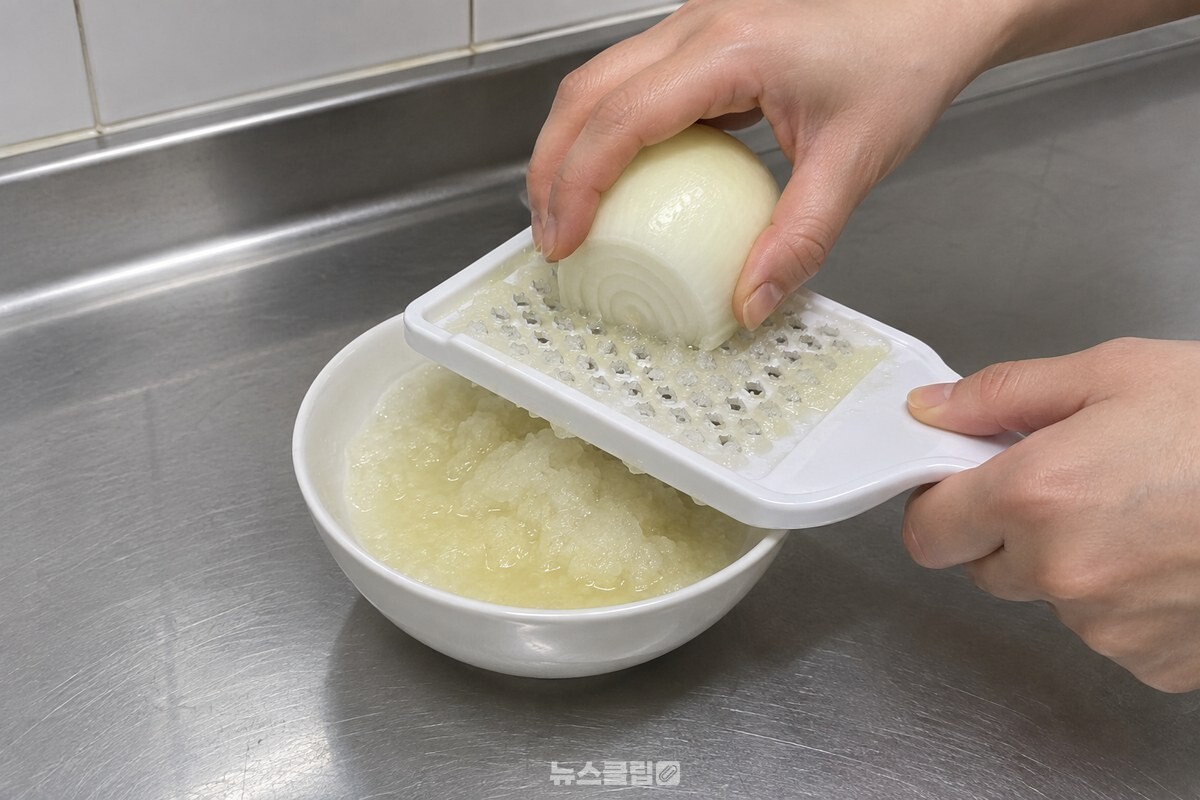 껍질을 벗긴 양파 반 개를 강판에 대고 갈아 즙과 함께 받아 내는 모습. / 기사 이해를 돕기 위한 생성형 이미지