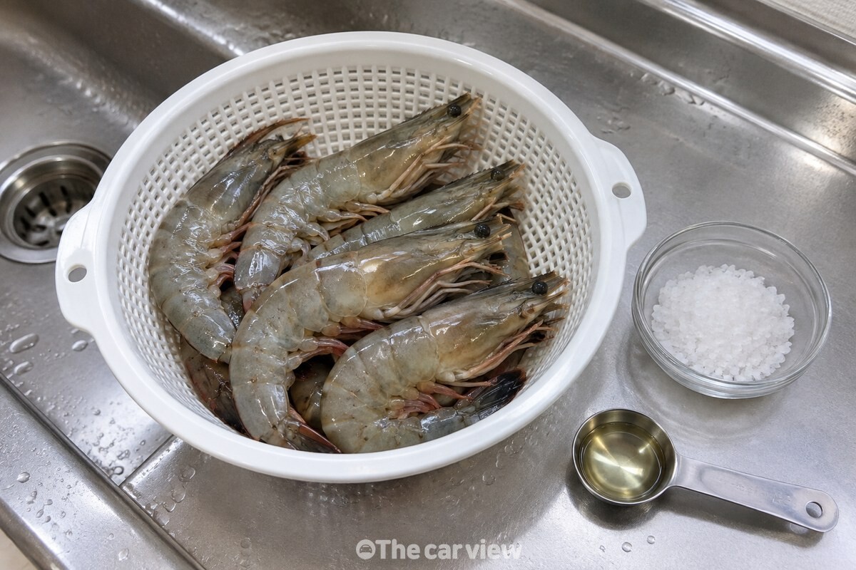 물기를 털고 수염을 정리한 대하와 굵은소금, 맛술 한 스푼을 준비한 모습. / 기사 이해를 돕기 위한 생성형 이미지