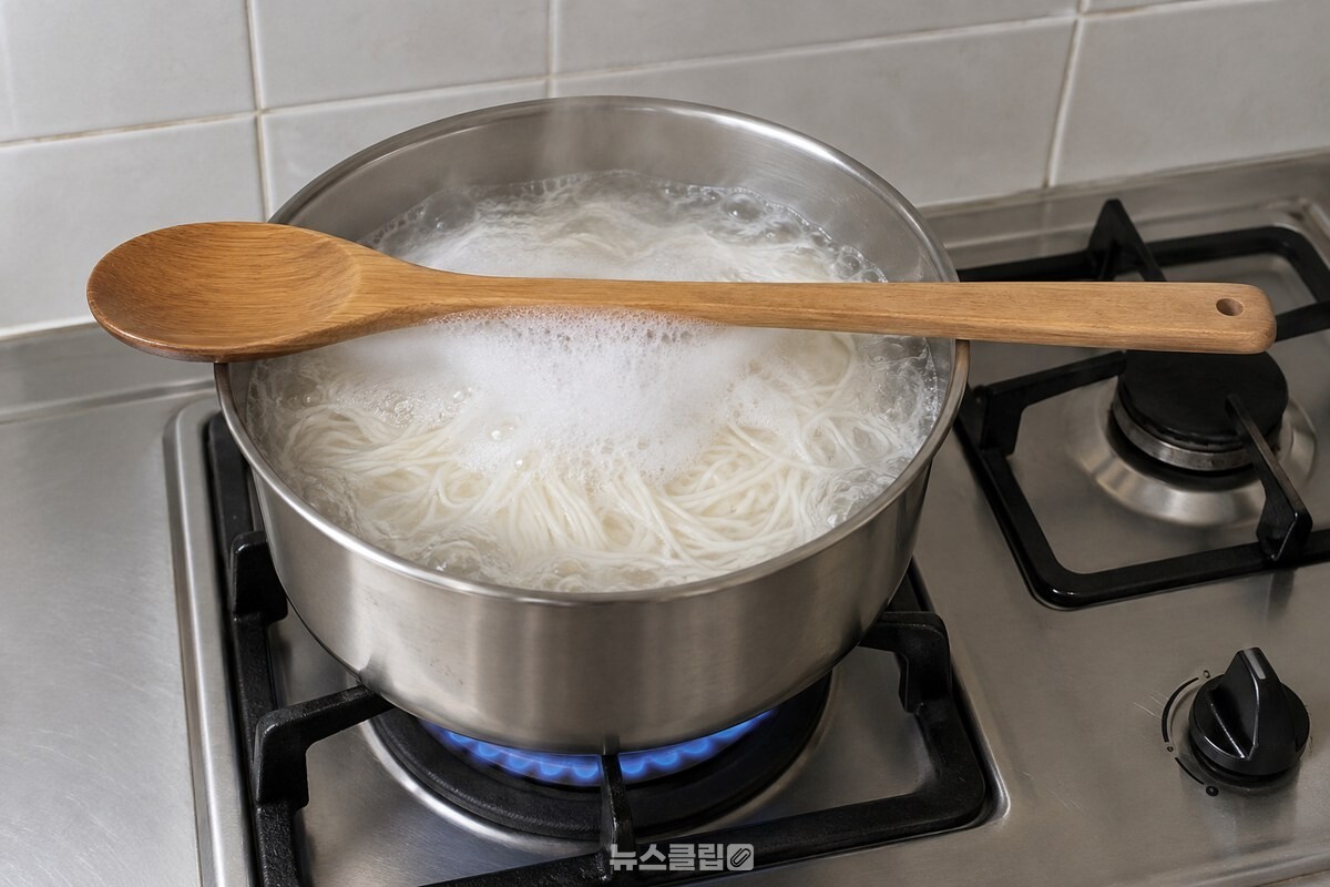 끓는 소면 냄비 위에 나무주걱 한 개가 가로로 걸쳐져 있고 거품층이 주걱 아랫면에서 멈춰 있다. / 기사 이해를 돕기 위한 생성형 이미지